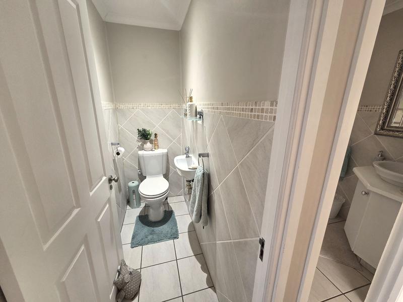 5 Bedroom Property for Sale in Outeniqua Strand Western Cape